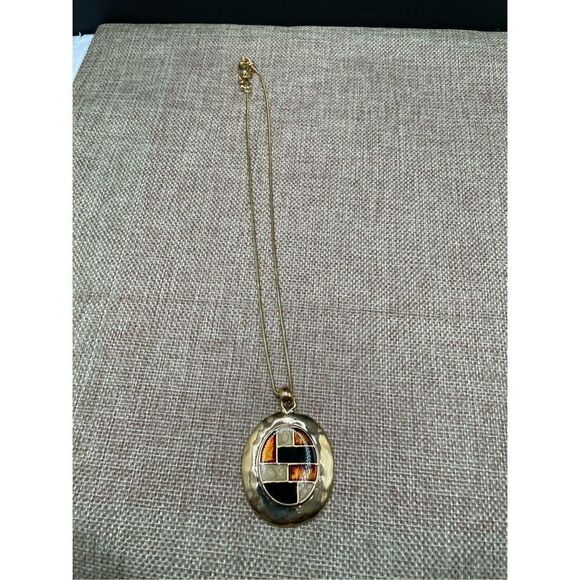 Vintage KC Signed Gold Tone Metal Enameled Oval Pendant Necklace - Picture 4 of 8